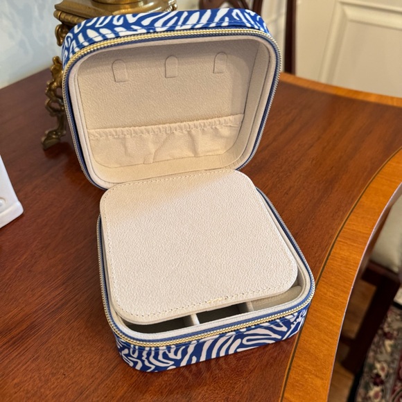 Lilly Pulitzer Quilted Travel Jewelry Case – Martinique Blue Zee Bebe – New - Picture 6 of 13